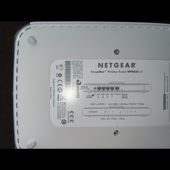 NetGear WPN824 v3 RangeMax Wireless Router - Picture 3 of 5
